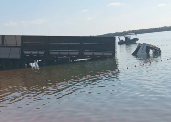 Carreta que caiu no Rio Paraná é retirada da água após dias de operação