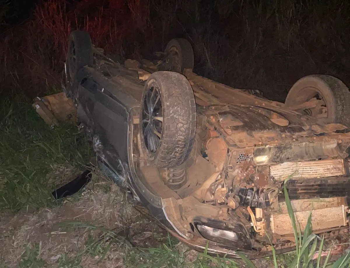 Carro capota e duas pessoas ficam feridas em Nova Londrina