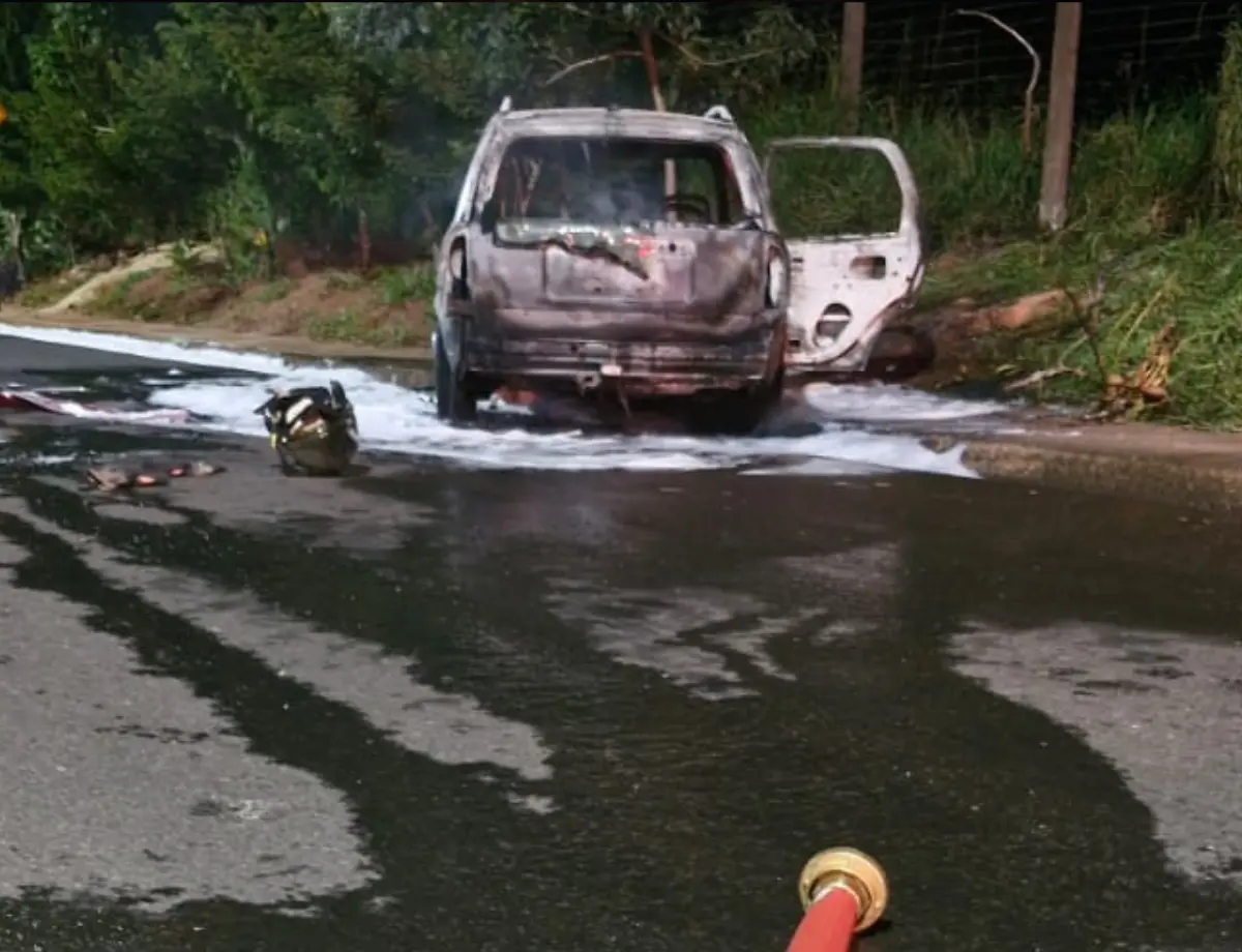 Carro pega fogo em Paranavaí e deixa uma pessoa ferida