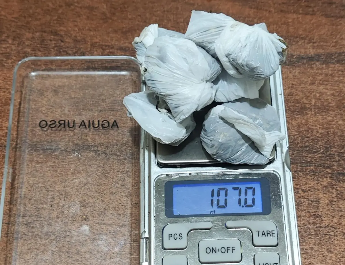 Jovem é preso por tráfico e corrupção de menores após ser flagrado vendendo drogas a adolescentes