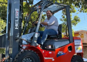 Nova Londrina investe em pavimentação e recebe empilhadeira para apoiar recicladores