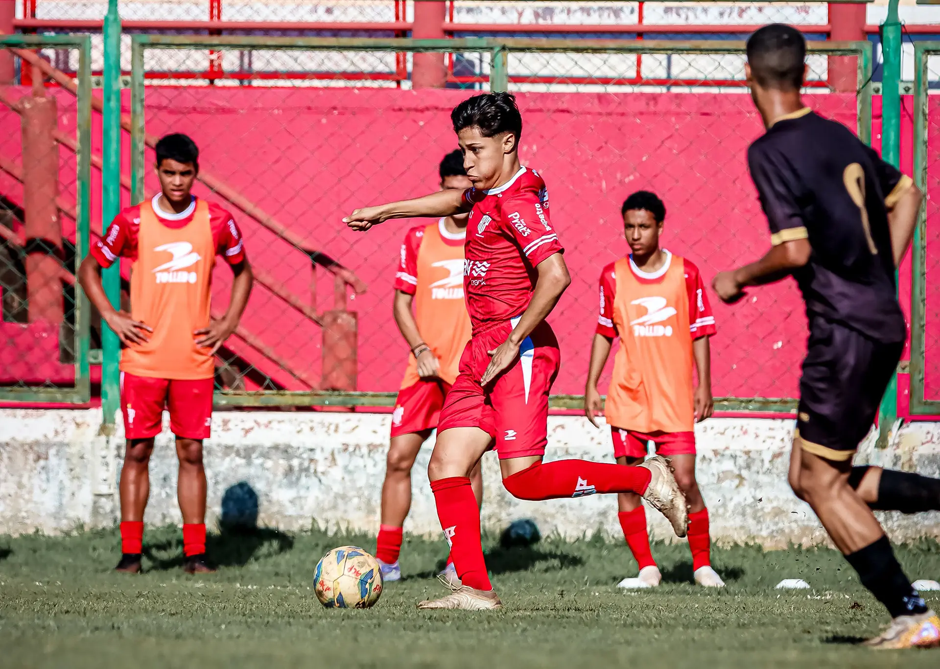 Equipes sub-15 e sub-17 do ACP goleiam o Araucária pelo Paranaense