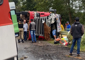 Carreta carregada com soja tomba na PR-182, em Diamante do Norte, e deixa motorista ferido