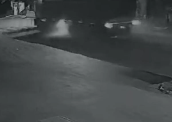 Sem freio, carreta desgovernada cai dentro do Rio Paraná no Porto São José