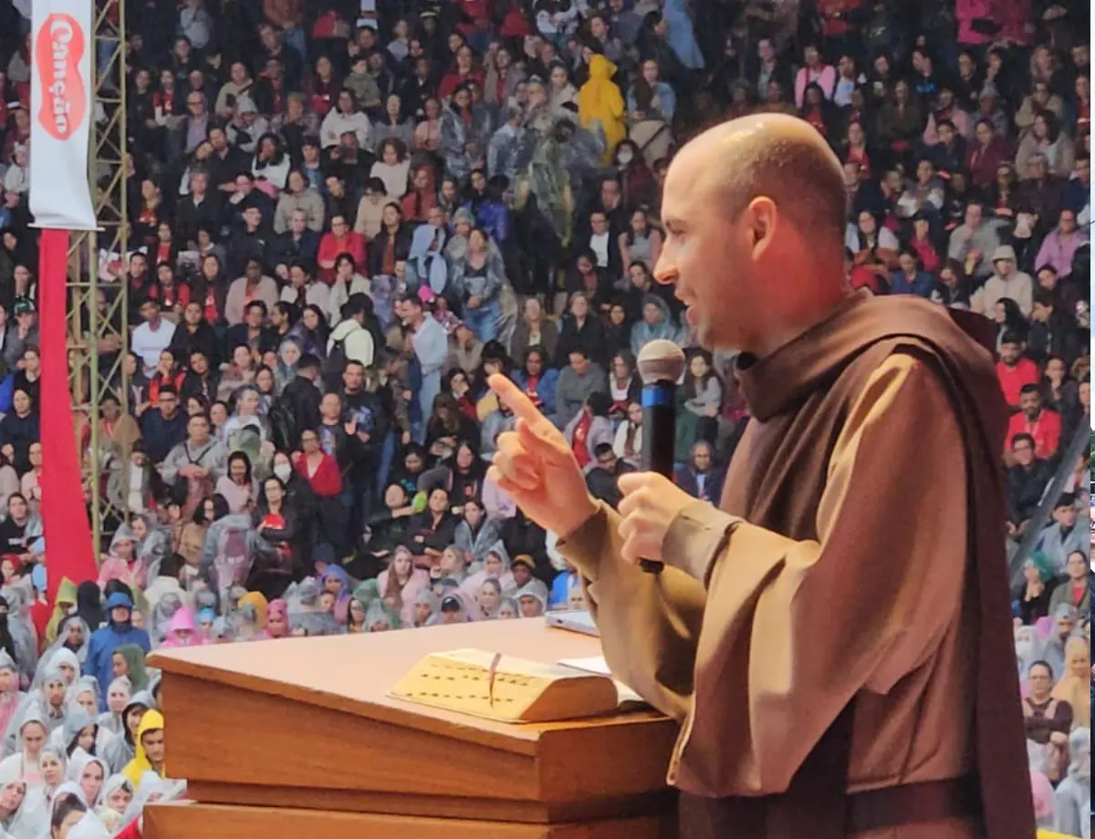 Frei Gilson emociona fiéis no Éffeta com pregação marcada por fé