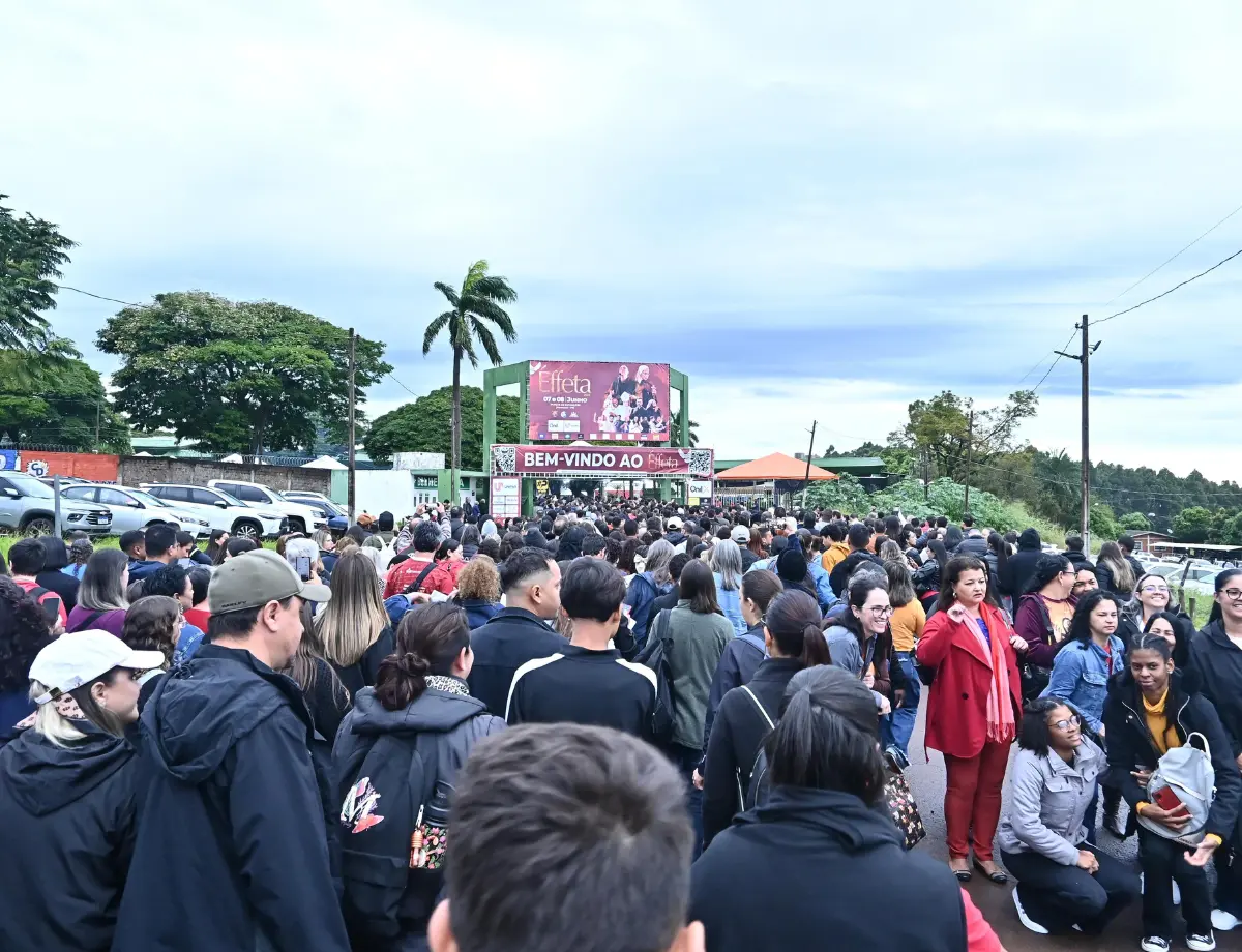 Multidão supera frio e chuva para acompanhar segundo dia do Éffeta