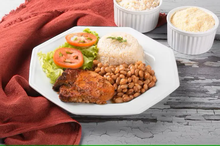 Almoçar fora pesa mais no bolso e transforma rotina de consumo