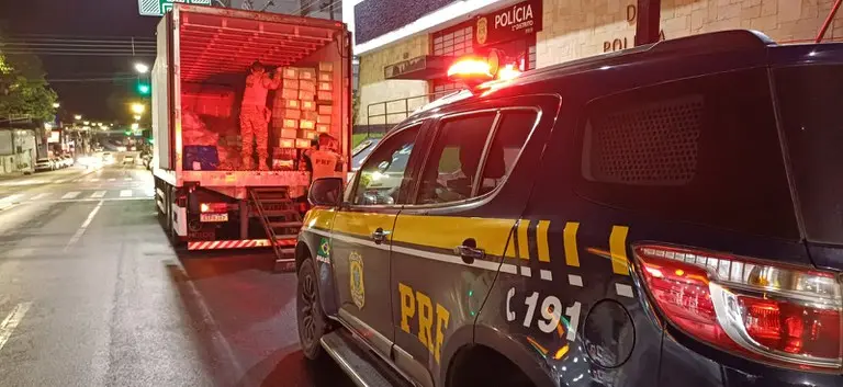 PRF aprende 5,3 toneladas de maconha congelada em carga de peixe