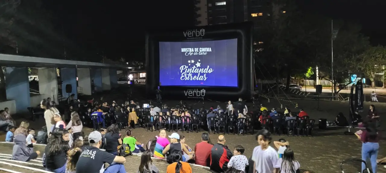 Projeto “Pintando estrelas” leva cinema gratuito a Nova Esperança