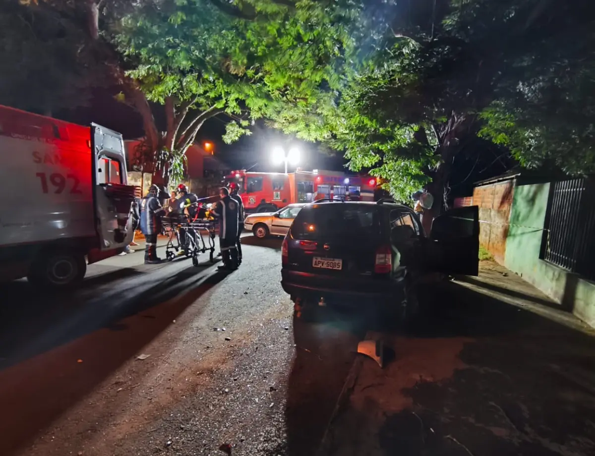 Motorista colide com carro parado e fica inconsciente