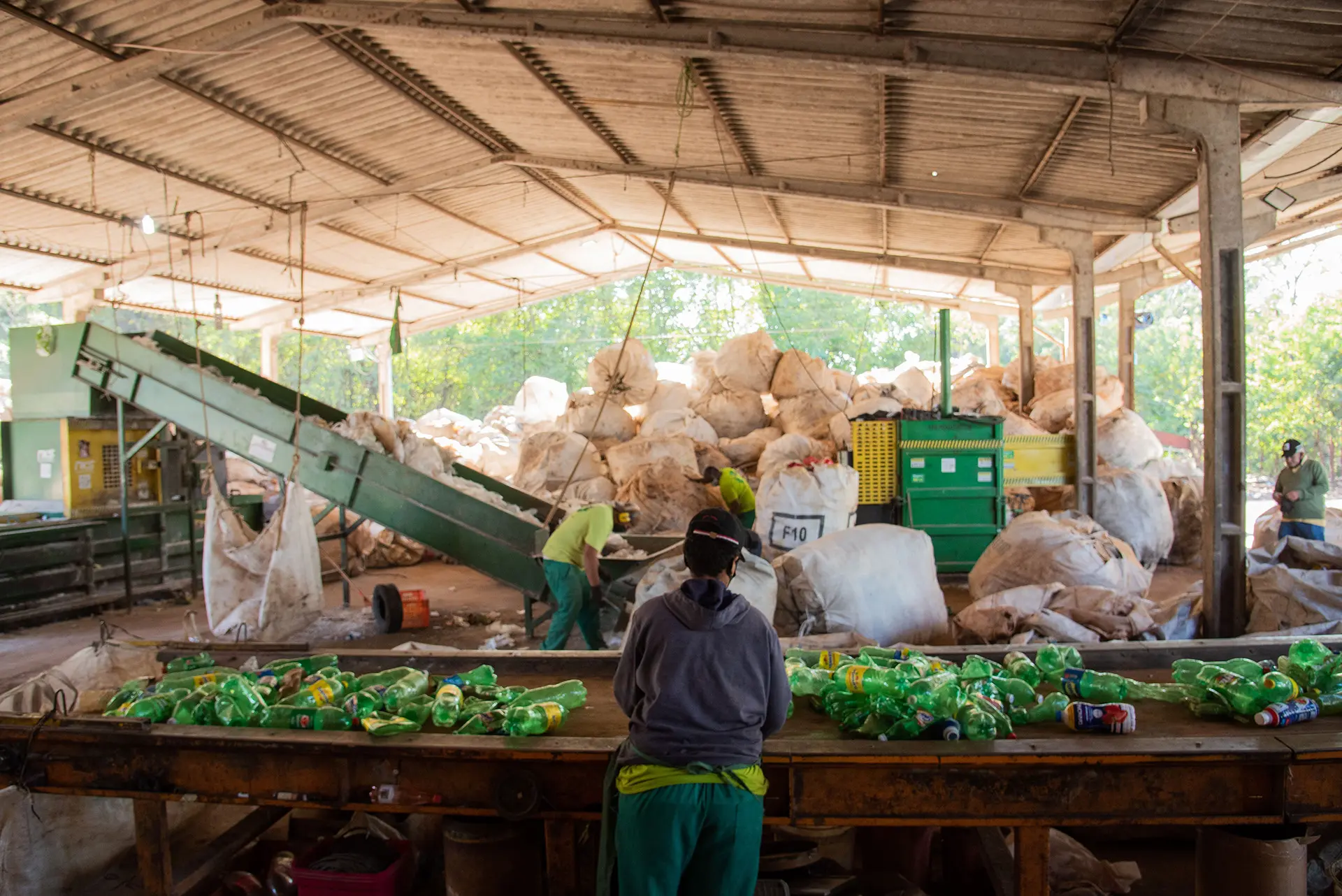 Reciclagem com catadores é até 10 vezes mais eficiente na geração de empregos que aterros