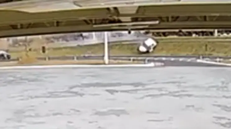 Câmera flagra acidente que deixou dois feridos na BR-376, em Nova Esperança; VÍDEO