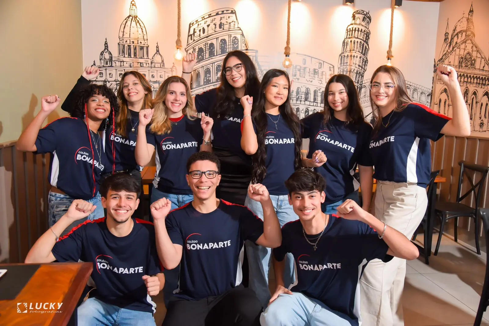 Colégio Bonaparte celebra aprovação de 12 estudantes em vestibular de Medicina