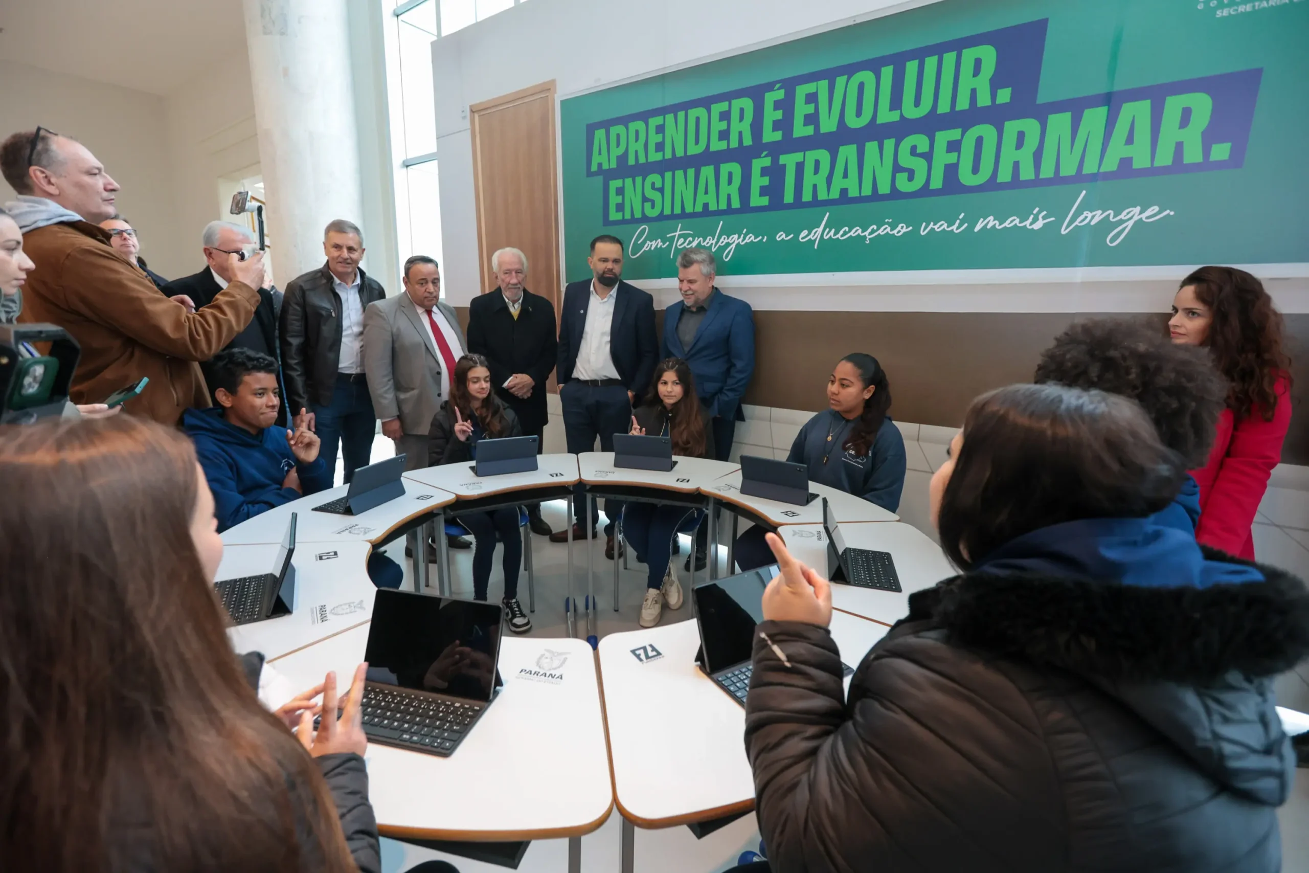 Estado entrega 25 mil tablets e 2,8 mil carrinhos de recarga para escolas