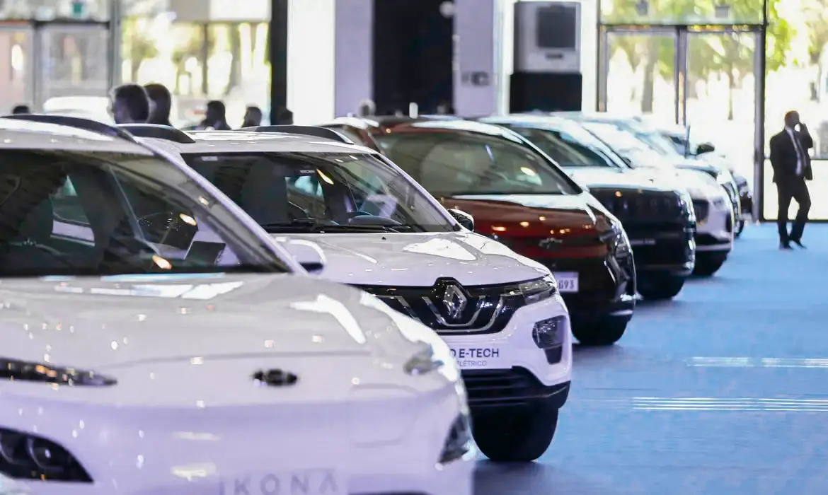 Vendas de veículos novos recuam em junho, mas crescem 4,8% semestre