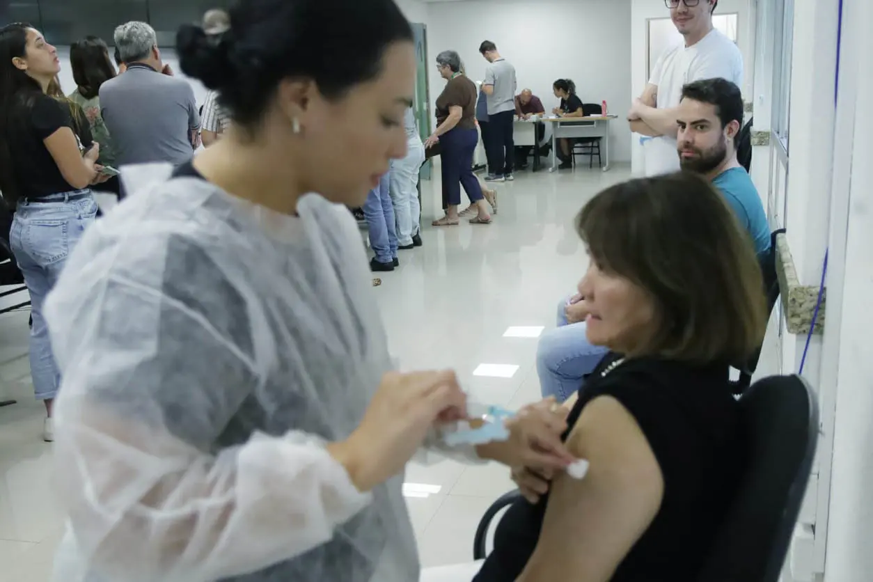 Com aumento da vacinação, casos e internações por síndromes gripais diminuem