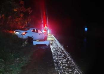 Condutor perde controle e veículo bate em barranco na PR-492, em Tamboara