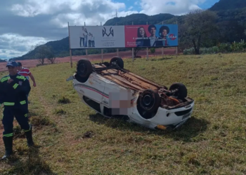 Capotamento próximo aos 3 Morrinhos, em Terra Rica, deixa duas pessoas feridas