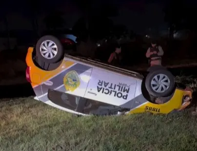 Viatura da PM com três policiais se envolve em acidente na região