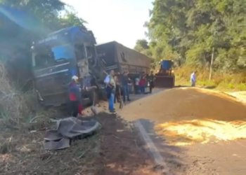 Carreta carregada de milho tomba após colisão em Nova Londrina