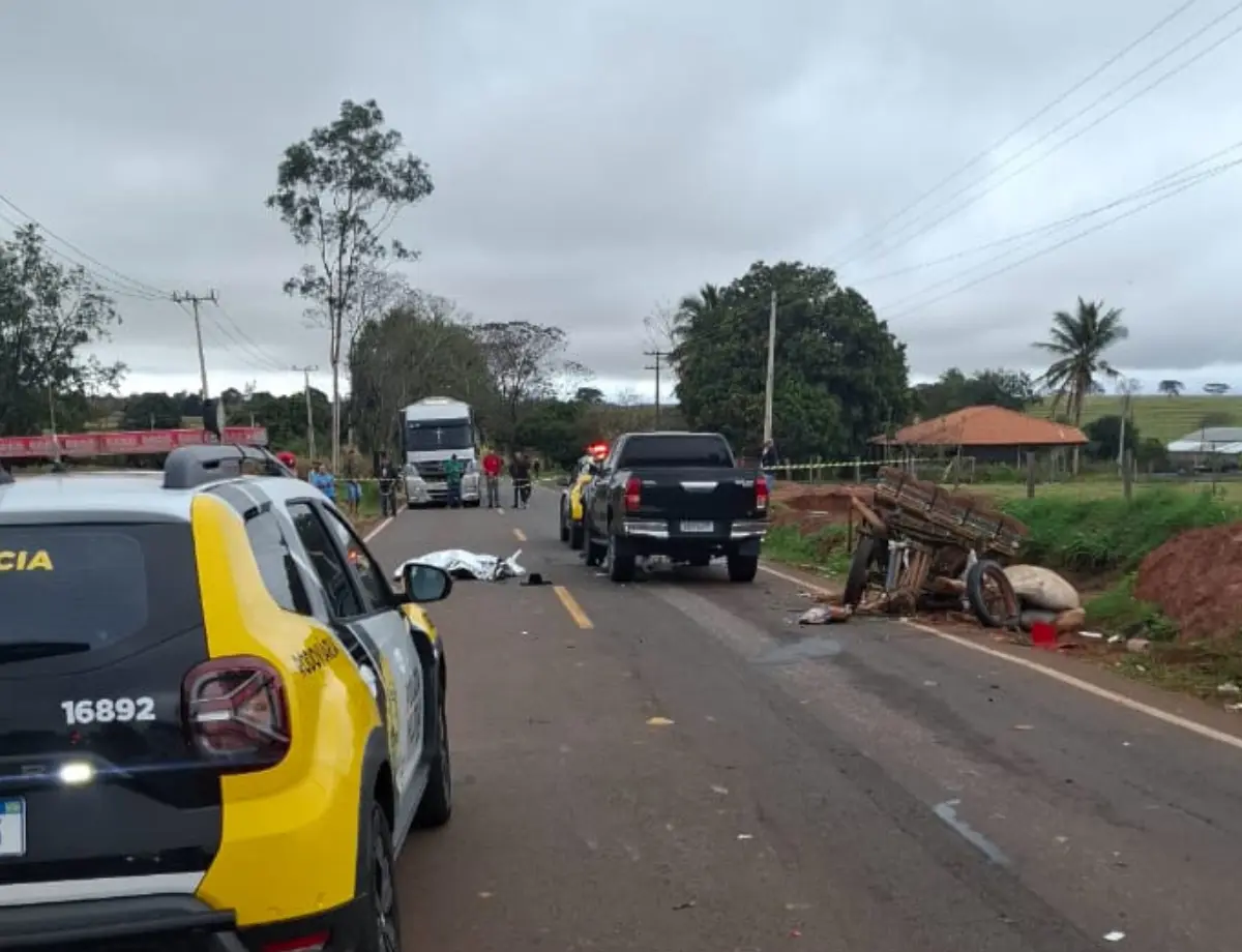 Colisão entre caminhonete e charrete na PR-576 mata idoso e cavalo