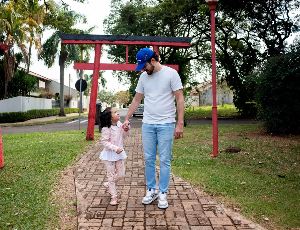 Entre sorrisos e lágrimas, na paz ou na dificuldade, ser pai é dar o exemplo e caminhar lado a lado