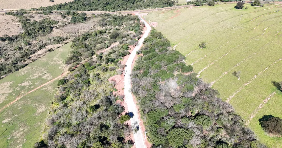 Prefeitura conclui recapeamento em bloco sextavado na entrada da Vila Rural Santa Mônica