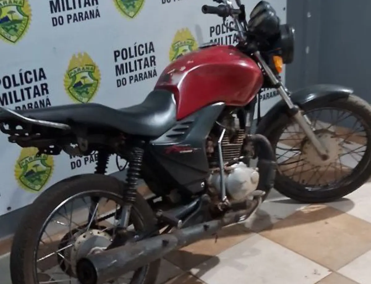 PM recupera moto furtada abandonada no centro de Alto Paraná