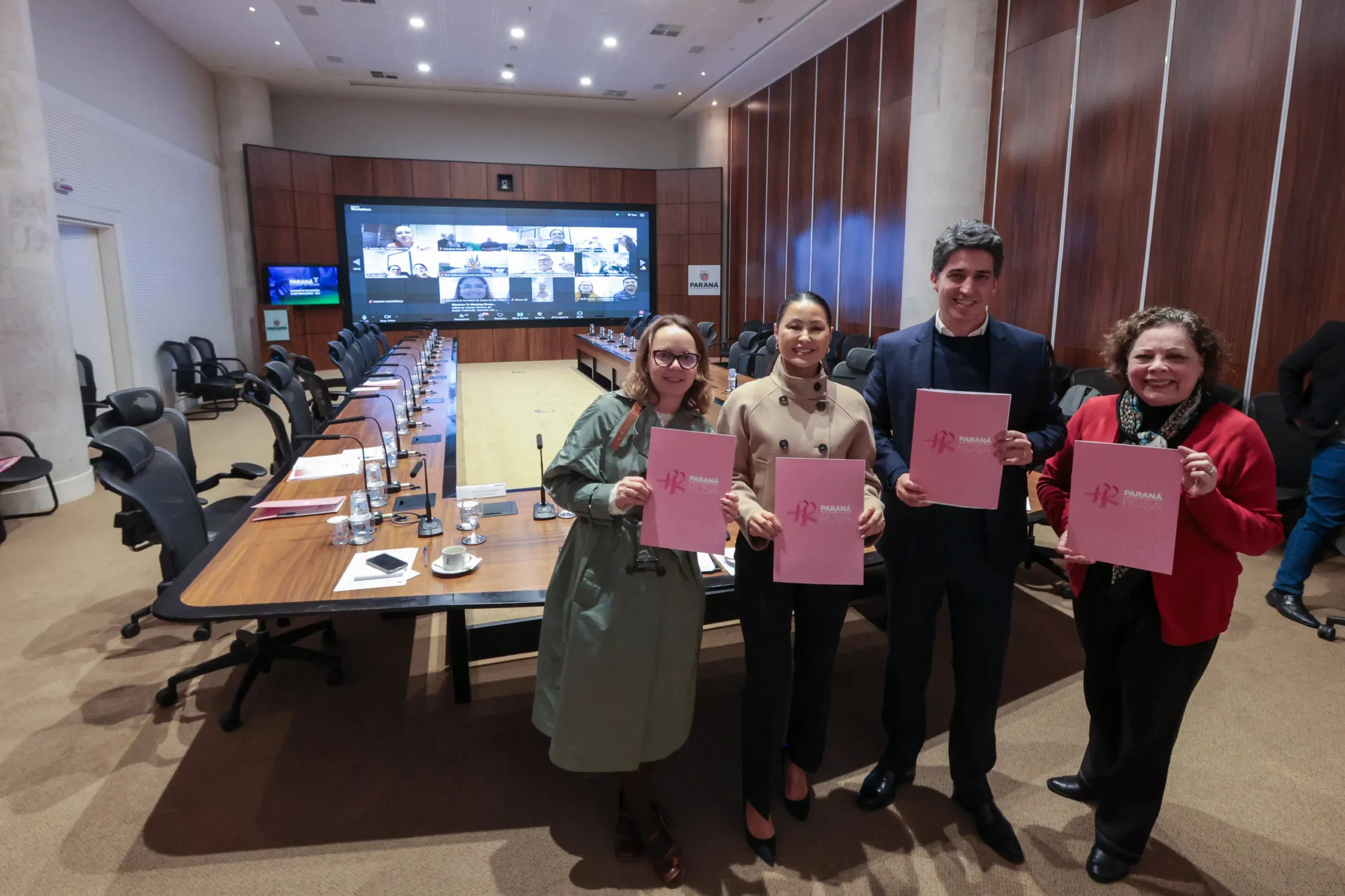 Luciana Massa se reúne com primeiras-damas dos municípios para planejar Paraná Rosa