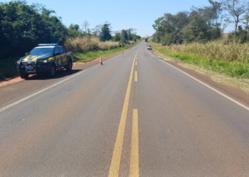 Mulher perde o controle e cai da moto na BR-376 em Guairaçá