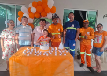 Menino de 8 anos realiza sonho com festa temática dos coletores de lixo