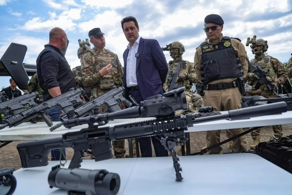 Policiais equipados: forças especiais de segurança do Paraná recebem 1,5 mil fuzis