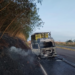 Incêndio atinge caminhão carregado de frangos na BR-376 em Alto Paraná
