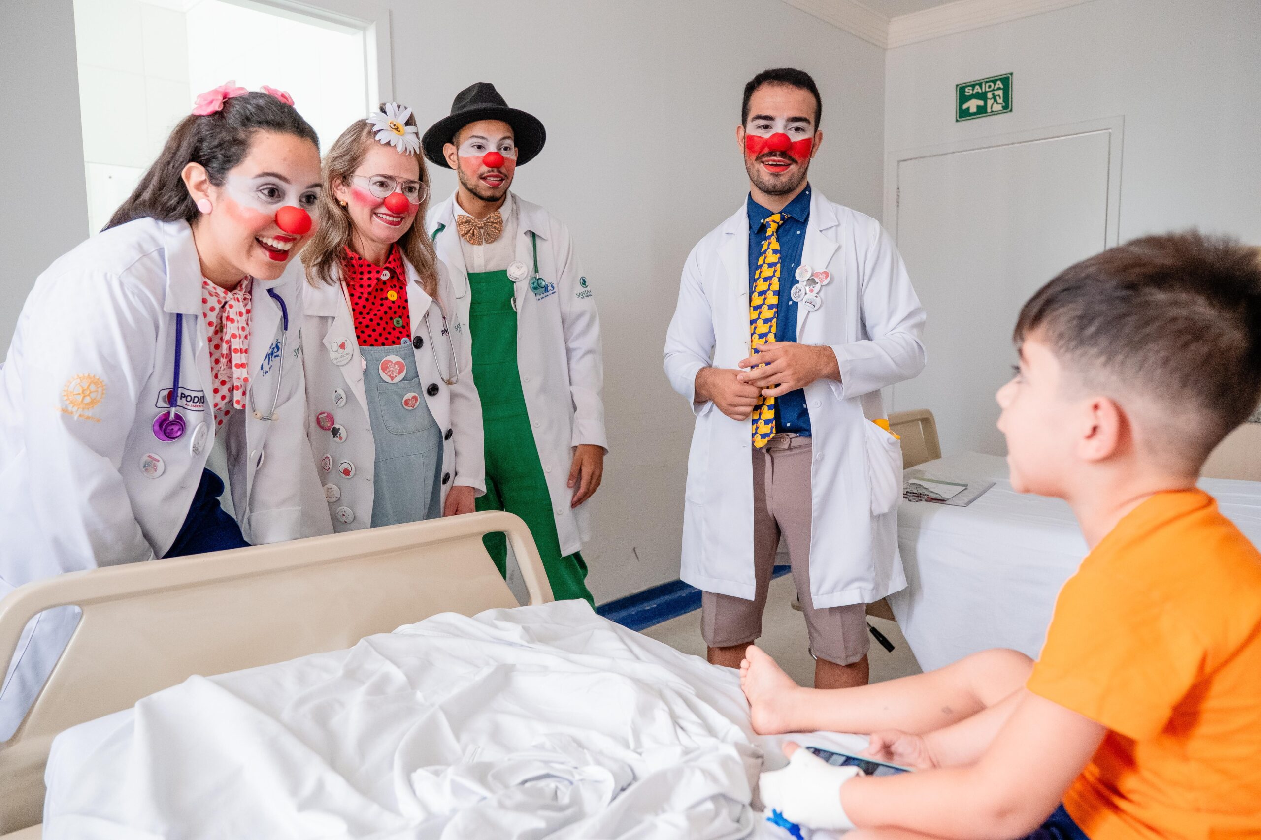 Rir e fazer rir: médicos do humor levam a palhaçada a sério