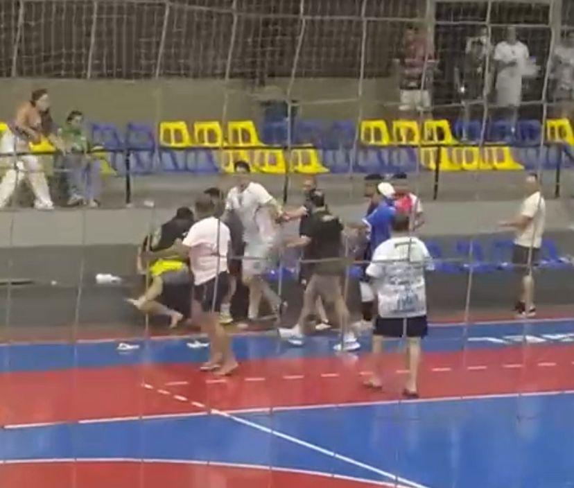Confusão após partida entre São Lucas e Loanda Futsal termina em briga dentro da quadra em Paranavaí