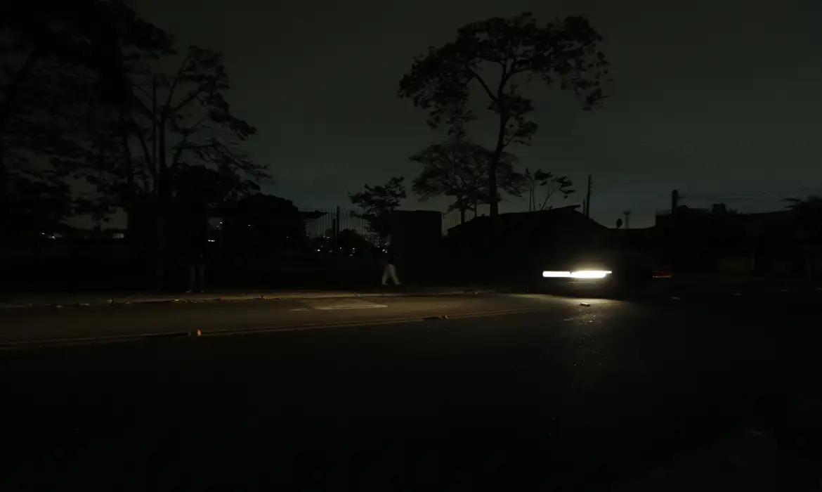 Incêndio no Paraná causa apagão em ao menos oito estados do país