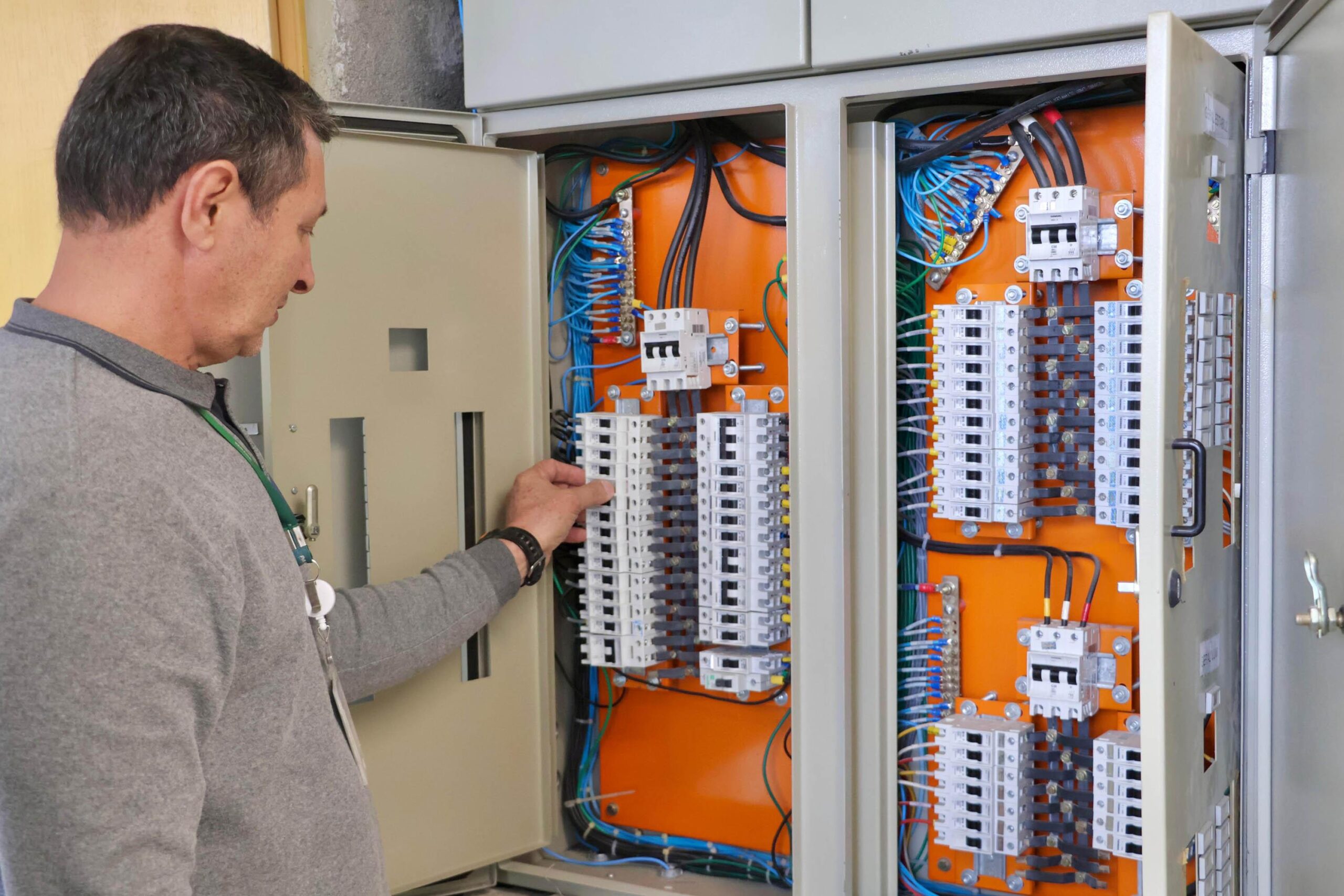 Corpo de Bombeiros alerta para riscos de choques elétricos e orienta sobre segurança