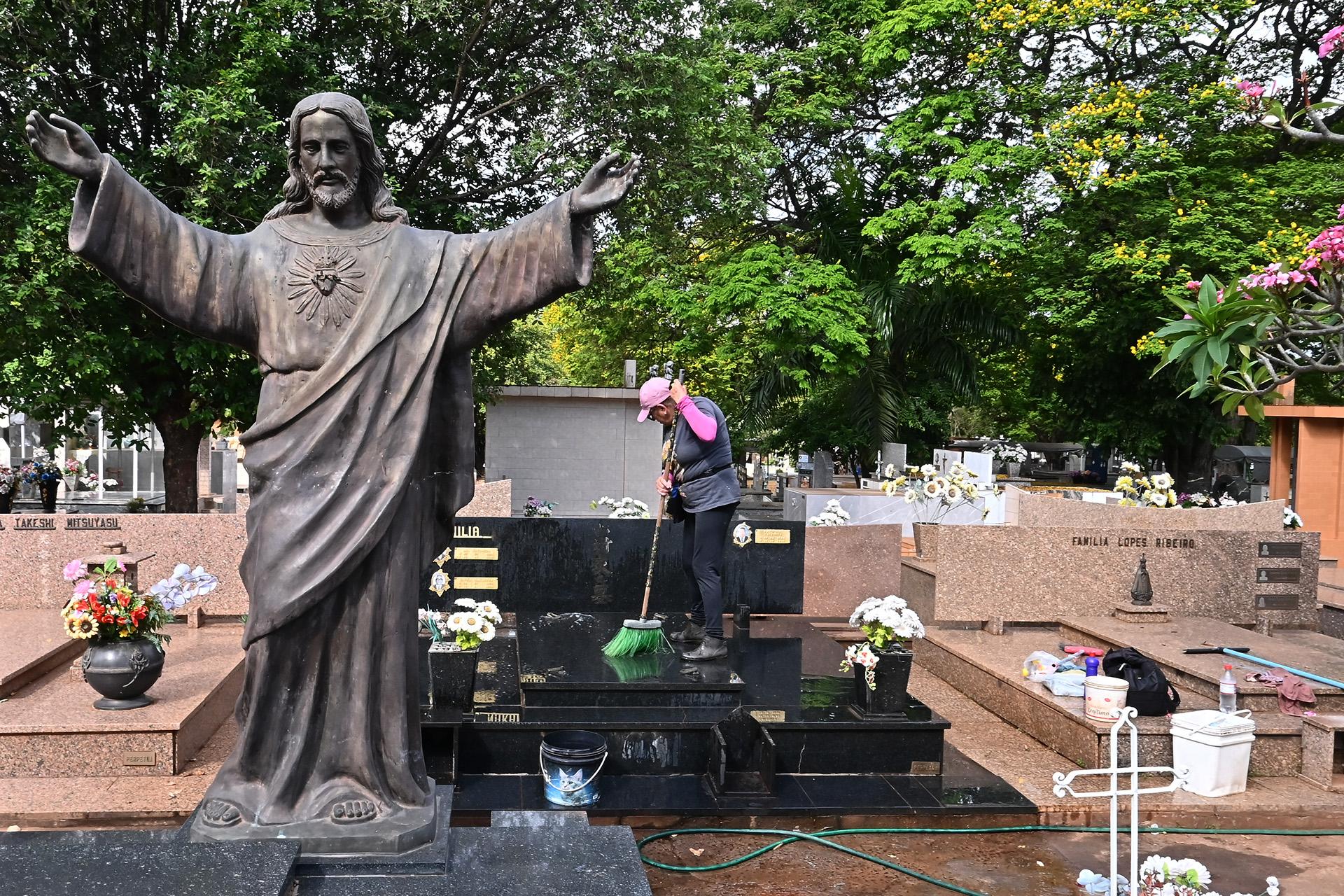 Prazo para reforma de túmulos em Paranavaí termina na sexta-feira; limpeza, no sábado