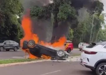 Motorista morre após carro capotar e pegar fogo na Avenida Itororó, em Maringá; VÍDEO