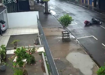 Homem fica ferido após queda de moto na Rua Souza Naves, em Paranavaí; VÍDEO